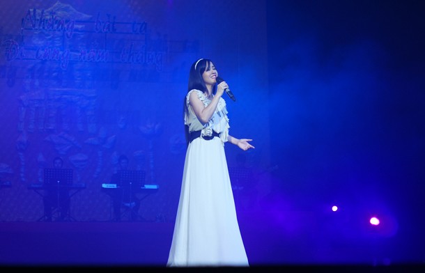 Sao hơn 4 tháng nghỉ sinh con tại Mỹ, Hồng Nhung đã trở về Việt Nam, hát trong chương trình Bài ca đi cùng năm tháng.
