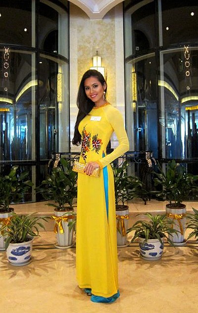 Chiếc áo dài vàng thêu hoa tinh tế của nhà thiết kế Thuận Việt giúp Hoàng My nổi bật trong tiệc từ thiện của cuộc thi Hoa hậu thế giới 2012 đang diễn ra tại Thượng Hải, Trung Quốc.