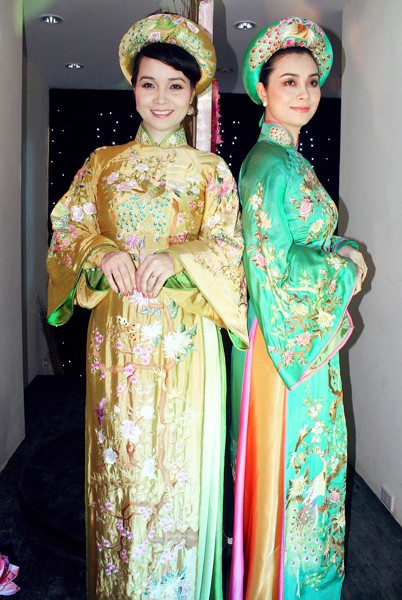Mai Thu Huyền cùng chị gái Mai Thu Trang làm người mẫu cho buổi khai trương một showroom áo dài. Vẻ đẹp dịu dàng, đằm thắm của hai chị em khiến nhiều người liên tưởng đến Thúy Vân, Thúy Kiều.