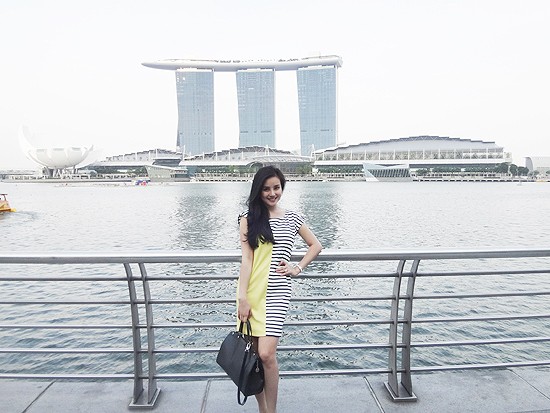 Vi Oanh đã cùng người bạn thân đến du lịch tại quốc đảo xinh đẹp Singapore. Đây vừa là khoảng thời gian nghỉ ngơi, vừa là cơ hội để cô lên ý tưởng và chuẩn bị cho những dự án âm nhạc sắp tới cảu mình.