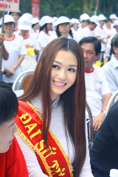 Người đẹp Khánh My nhiệt tình tham gia hoạt động đi bộ vì nạn nhận chất độc màu da cam tại TP. Hồ Chí Minh.