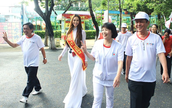 Trong trang phục bộ áo dài trắng, Khánh My có mặt tại công viên Đầm Sen từ 6h sáng để tham gia chương trình. Khánh My là đại sứ của chiến dịch này. (Theo Ngôi sao)