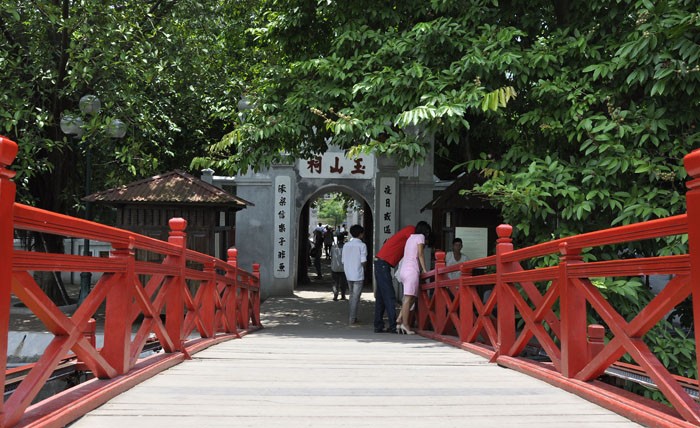 Hai đầu cây cầu Thê húc là hai cổng rất tráng lệ