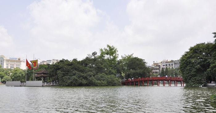 Cầu Thê Húc nối từ Bờ Hồ ra đền Ngọc Sơn. Cầu được Thần Siêu Nguyễn Văn Siêu xây dựng vào năm 1865. Tên của cầu có nghĩa là "nơi đậu ánh sáng Mặt Trời buổi sáng sớm".