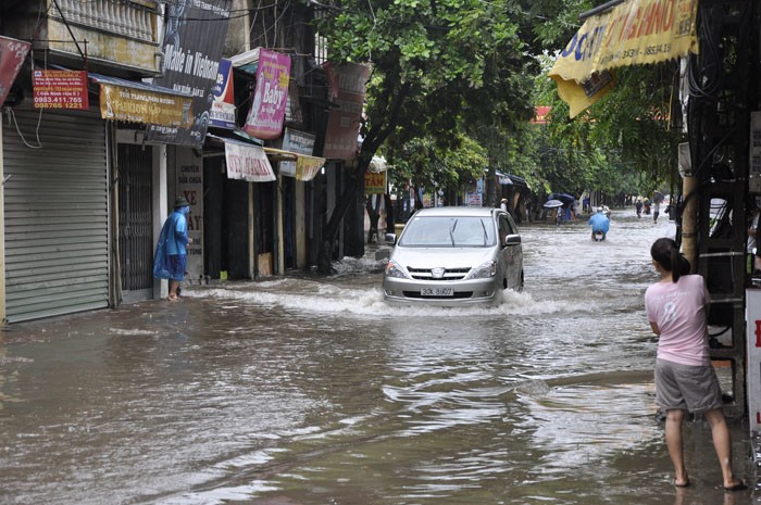 Người dân nơi đây đã trở lên quá quen với việc đường ngập thành “sông” như thế này sau mỗi trận mưa.