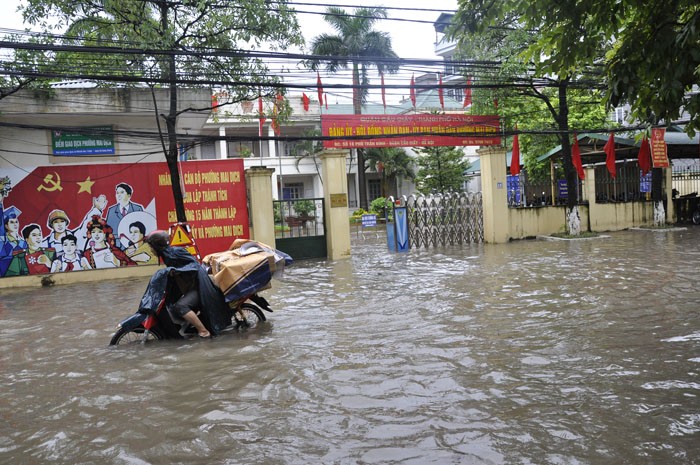 Khu vực trước cổng UBND phường Mai Dịch nước ngập sâu nhất