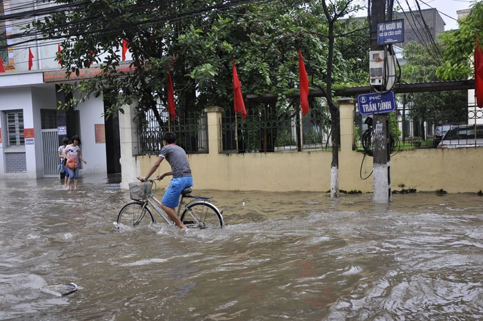 Mưa lớn khiến phố Trần Bình ngập sâu hơn 50 cm.