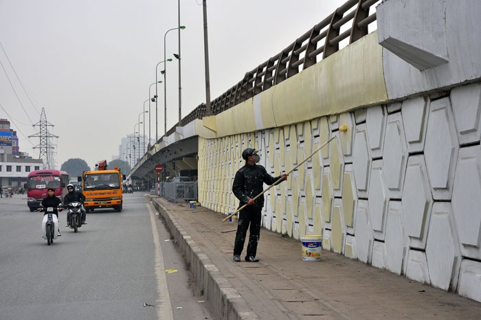 Các cầu vượt được sơn trang lại. (Ảnh chụp tại cầu vượt Dịch Vọng, Cầu Giấy).