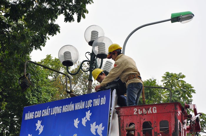 Công ty điện lực đang nhanh chóng hoàn thành hệ thống điện trang trí xung quanh hồ Hoàn Kiếm