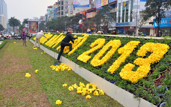 Dòng chữ “ Chúc Mừng Năm Mới 2013” được ghép bằng hoa lụa trên đường Nguyễn Chí Thanh.
