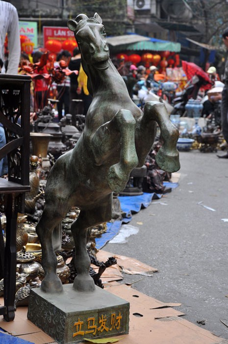 Bức tượng ngựa đồng có giá bán 14 triệu đồng