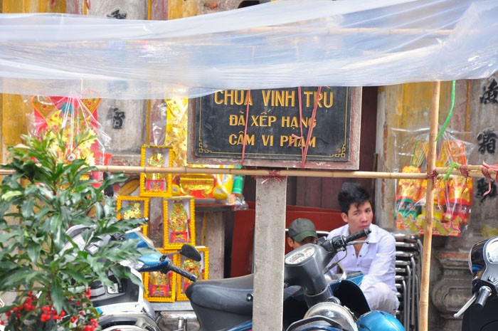 Vì lợi ích cá nhân, khu di tích đã được xếp hạng Chùa Vĩnh Trụ bị chiếm dụng để bày bán hàng hóa.