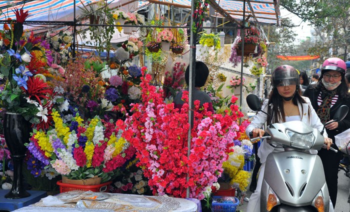 Thật khó để tìm thấy một gian hàng hoa tươi (hoa thật) tại chợ hoa truyền thống