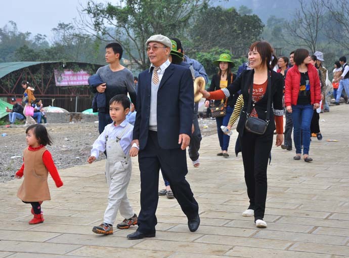 Trẻ con, người già cùng đổ về ngôi chùa lớn nhất Việt Nam trong ngày khai hội