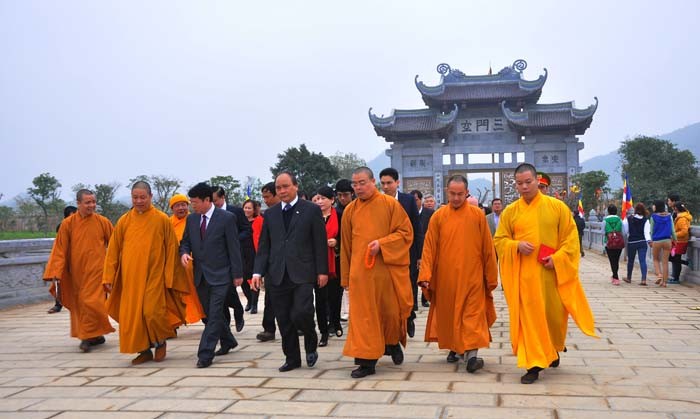 Hơn 9h, phó Thủ tướng Nguyễn Xuân Phúc cùng các vị đại biểu cùng tiến vào cổng chính chùa Bái Đính
