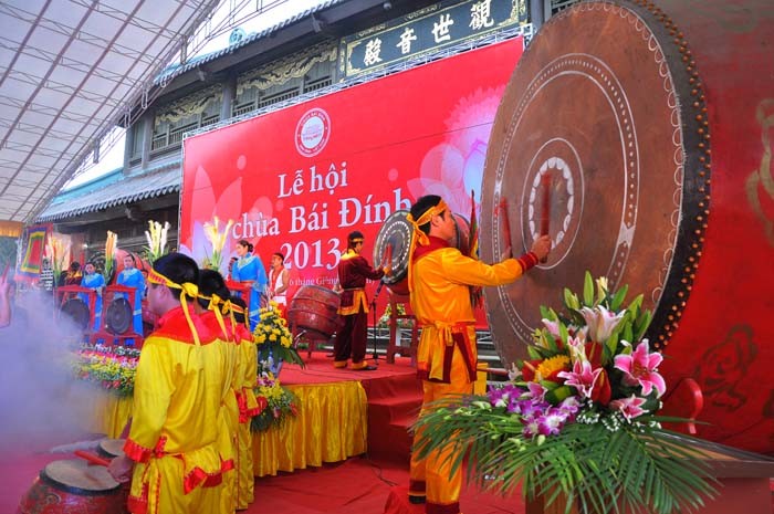 Màn biểu diễn trống hoành tráng của nhà hát chèo Thành phố Ninh Bình.