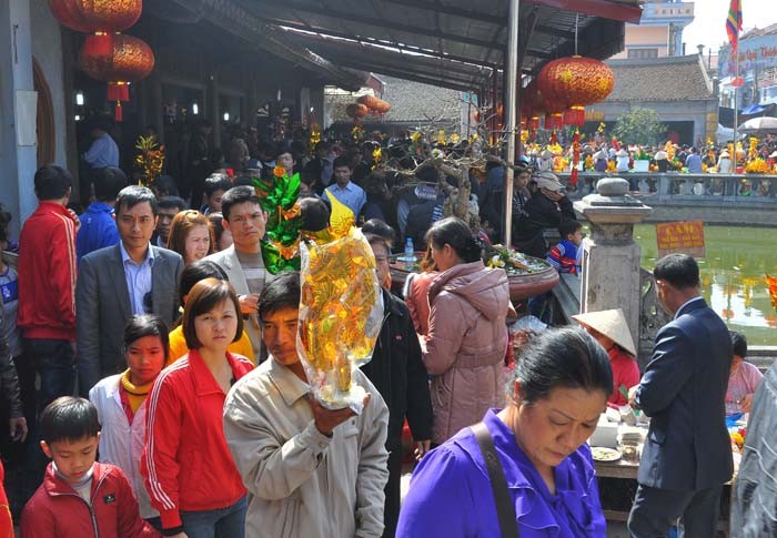 Phủ Công Đồng Chùa Long Tiên chật cứng người dân đến thắp hương những ngày đầu năm mới.