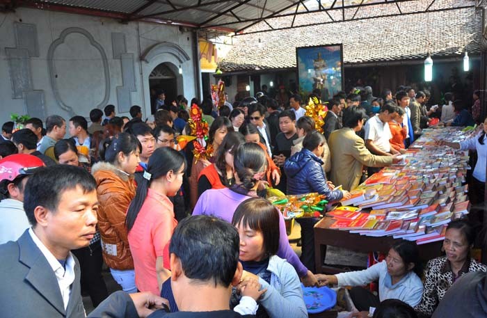 Đầu năm mới mọi người đến chùa đều muốn thắp nén hương cầu mong những điều may mắn đến với gia đình.