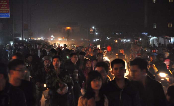 Đã hơn 12 giờ đêm, không khí trên đường Trần Huy Liệu (Vụ Bản) vẫn đông đúc