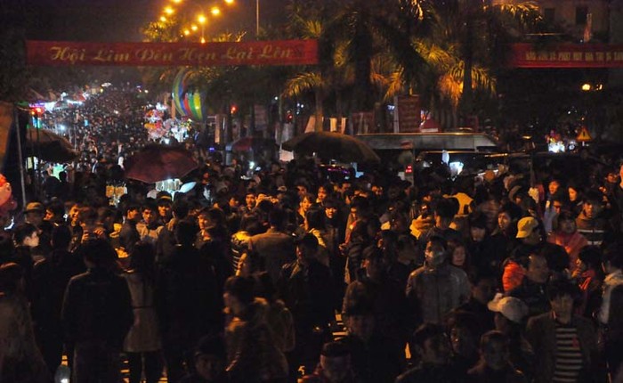 Hơn 7h tối, con đường Tiên Du (thị trấn Lim, Bắc Ninh) đã trật kín người hai bên đường.