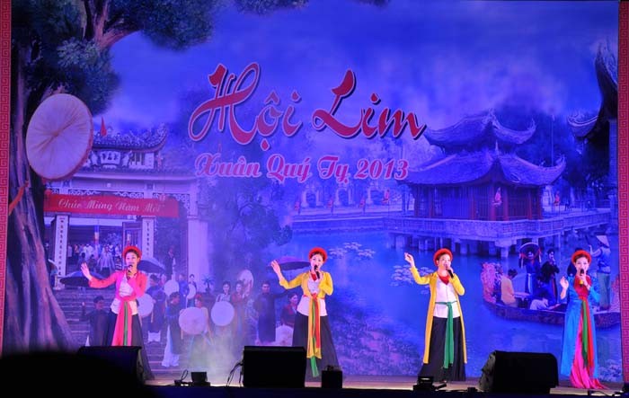 Sân khấu chính nằm trong sân Hội Lim là nơi các liền anh, liền chị gửi tới du khách những làn điệu dân ca du dương, ấm lòng mọi người.