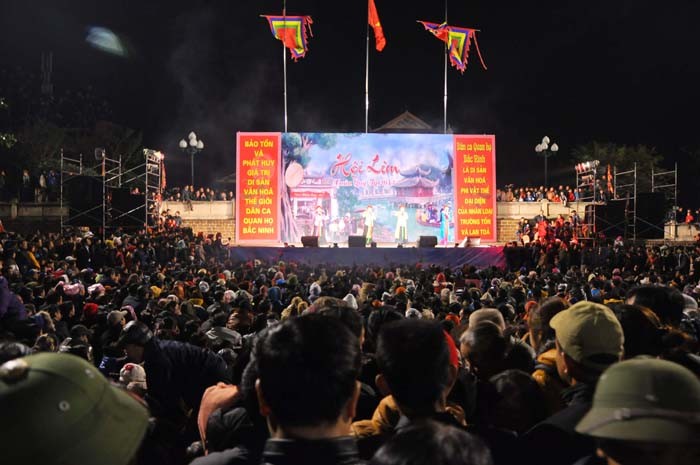 Hội Lim là một lễ hội lớn của tỉnh Bắc Ninh, chính hội được tổ chức vào ngày 13 tháng Giêng hàng năm nhưng du khách thập phương đã đổ về nơi đây từ chiều tối ngày 12 để thưởng thức đêm hát quan họ của các liền anh, liền chị.