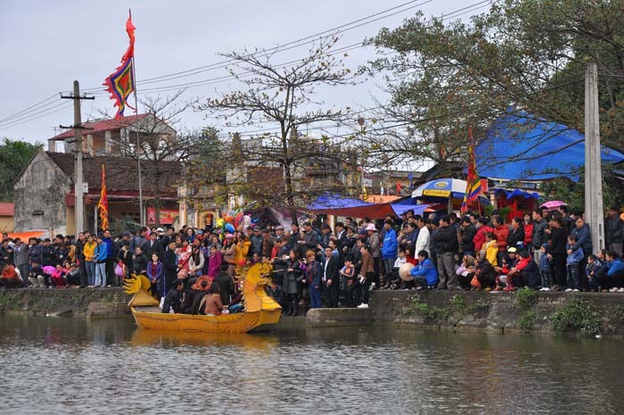 Hình thức hát quan họ trên thuyền là một nét văn hóa truyền thống của lễ hội Lim. Nét truyền thống đó đã để lại trong lòng du khách thập phương những ấn tượng sâu sắc về vùng đất Kinh Bắc này. (ảnh chụp tại ao Đình làng Lộ Bao)