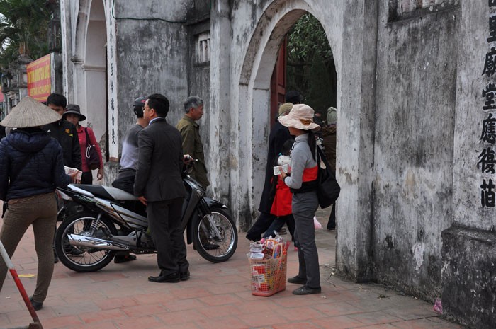 Tình trạng bán hàng, đổi tiền… vẫn còn tồn tại trước cổng đền Trần.