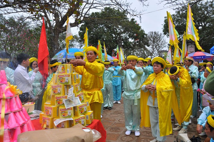 3. Đoàn “Thiền Phái Trúc Lâm” từ 16 tỉnh thành cũng đã về khu di tích đền Trần làm lễ dâng hương.