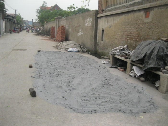 Những chất thải độc hại tràn lan đầu đường ngõ xóm đang giết người dân làng Mẫn Xá, Bắc Ninh từng ngày.