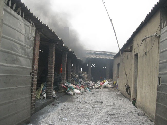 Hàng trăm lò tái chế nhôm xả khói gây ô nhiễm môi trường tại làng Mẫn Xã, xã Văn Môn (Yên Phong, Bắc Ninh)