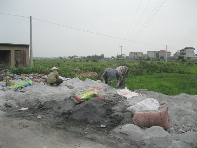 Người dân ở những làng lân cận thu nượm những xỉ nhôm còn dùng được tại bãi rác ở làng Mẫn Xá, xã Văn Môn (Yên Phong, Bắc Ninh).