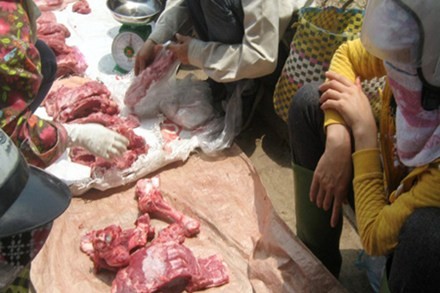 Thịt lợn được bày bán ngay dưới đất