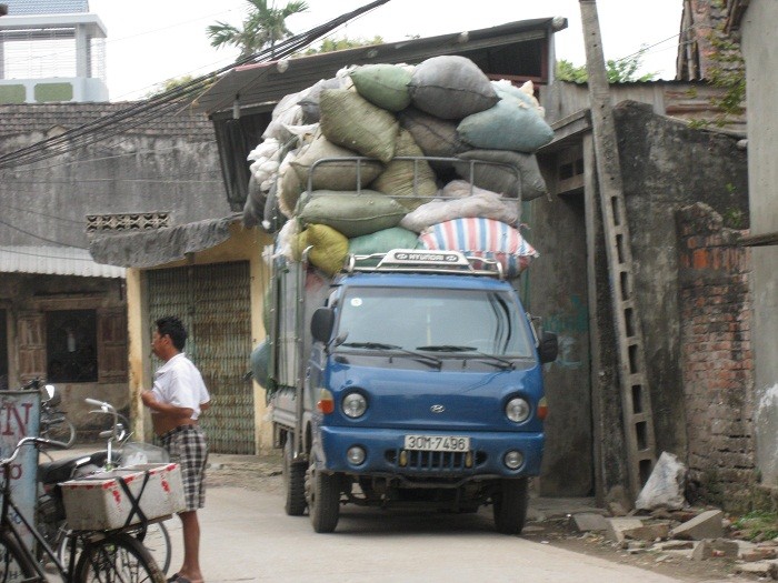 Rác thành phẩm (sau khi giặt sạch, phơi khô, đóng bao tải) bán được 3.000 đồng/kg. Mỗi ngày, những chiếc xe tải như thế này đều chở hàng tấn nilon từ Phụng Thượng đi đến các xưởng tái chế.