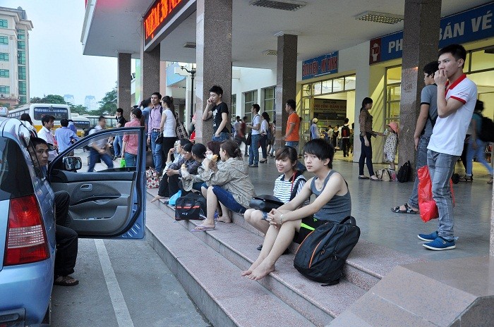 Người dân ngồi la liệt đợi xe trước nhà khách bến xe