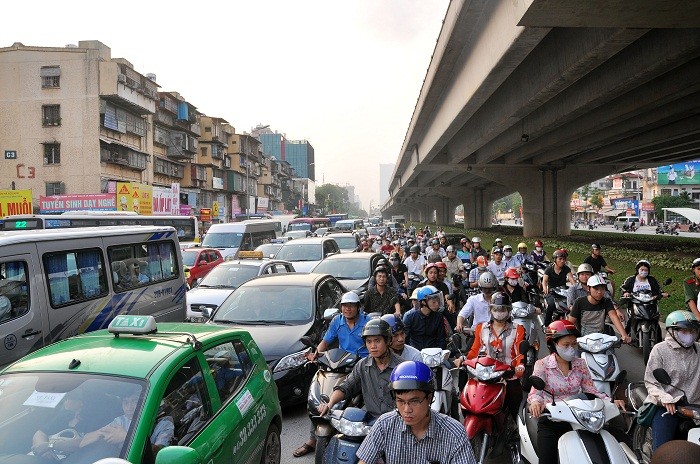 Trong giờ cao điểm, mật độ giao thông tại các tuyến đường cửa ngõ của Thủ đô lại đông đúc và tắc nghèn hơn mọi ngày.