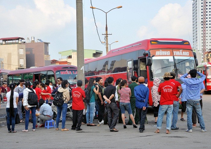 Ở bến xe Giáp Bát, các tuyến xe về Thanh Hóa, Thái Bình, Nam Định… là đông khách nhất trong dịp nghỉ đại lễ này.