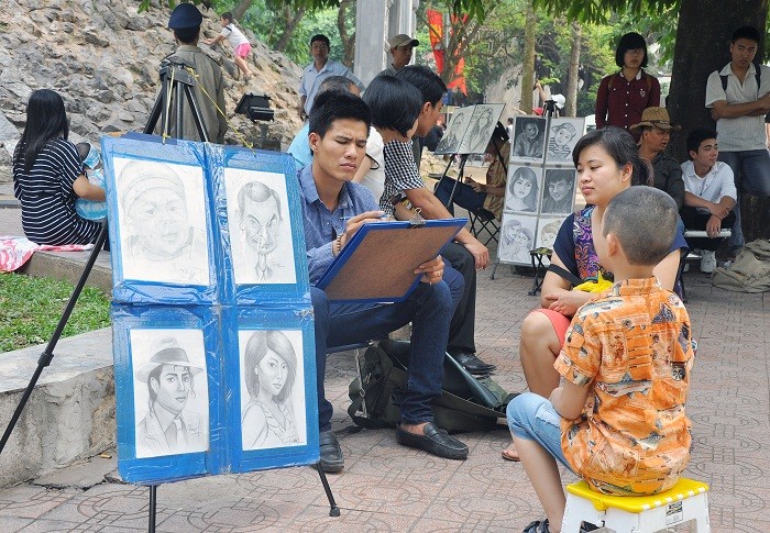 Vẽ chân dung thu hút được rất đông du khách