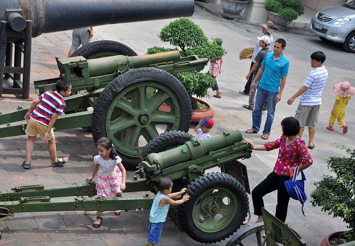 Bảo tàng Lịch sử Quân sự Việt Nam là địa điểm được nhiều bậc phụ huynh đưa con cái đi thăm quan