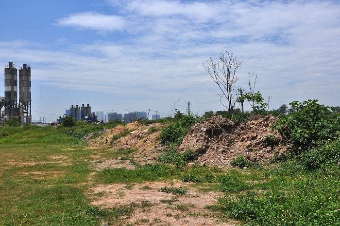 Tình trạng bỏ dở dự án của chủ đầu tư khiến vùng đất này bị bỏ hoang và gây lãng phí về nguồn đất.