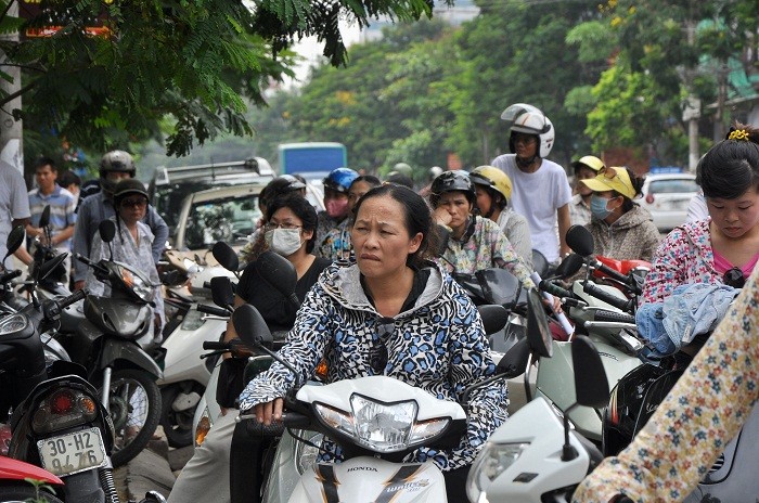 Chưa tới 10h nhưng rất đông các phụ huynh đã đứng xung quanh cổng trường THPT Nguyễn Bỉnh Khiêm để đợi con.