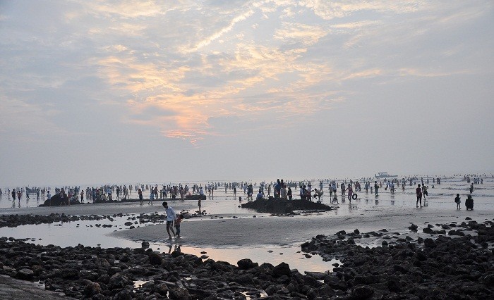 5h sáng, hàng vạn người dân trong huyện Hải Hậu, Nam Định đã kéo nhau ra biển “tắm tiên”.