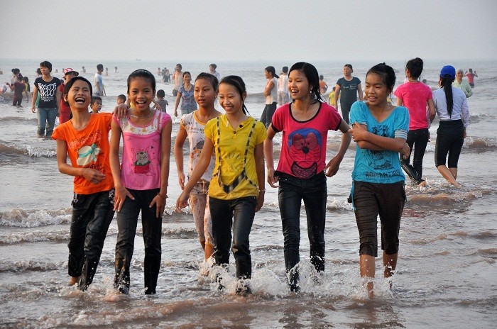 Các nhóm học sinh hào hứng rủ nhau ra tắm biển trong khi thời tiết vẫn còn lạnh.