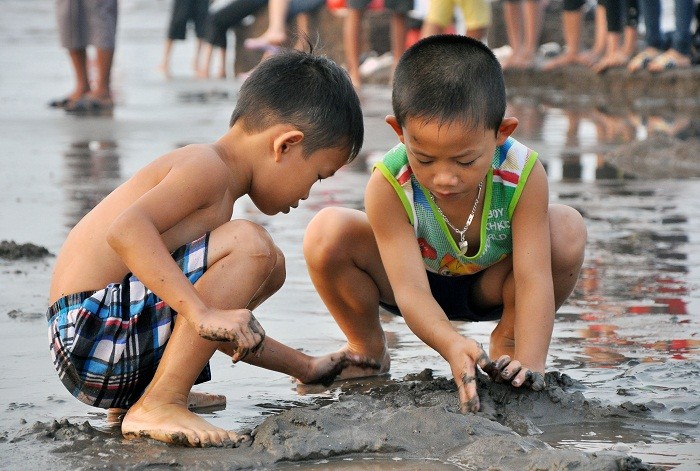 Các bé cũng tham gia nghịch cát dưới sự quan sát của bố mẹ.