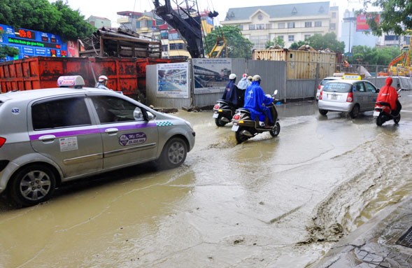 Trên ngã tư Kim Mã – Liễu Giai do mưa kéo dài và vỡ ống nước đã gây ra ngập úng nghiêm trọng