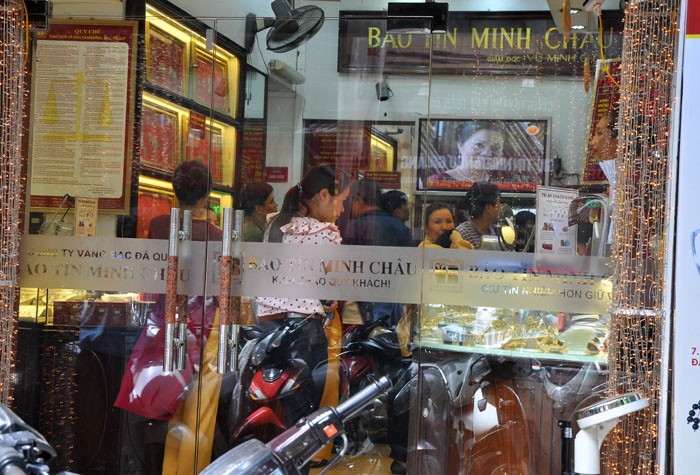 Bên trong cửa hàng đông kín khách mua vàng. (ảnh chụp tại cửa hàng vàng Bảo Tín Minh Châu trên đường Trần Nhân Tông, Hai Bà Trưng, Hà Nội).