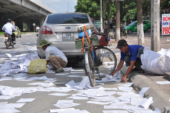 Một nhóm người dân làm nghề ve trai đã thu gom giấy lại để bán