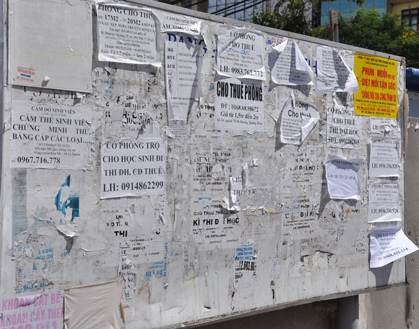 Nhan nhản các tờ rơi dán trên tường, biển quảng cáo... về cho thuê nhà trọ cho sĩ tử thi đại học