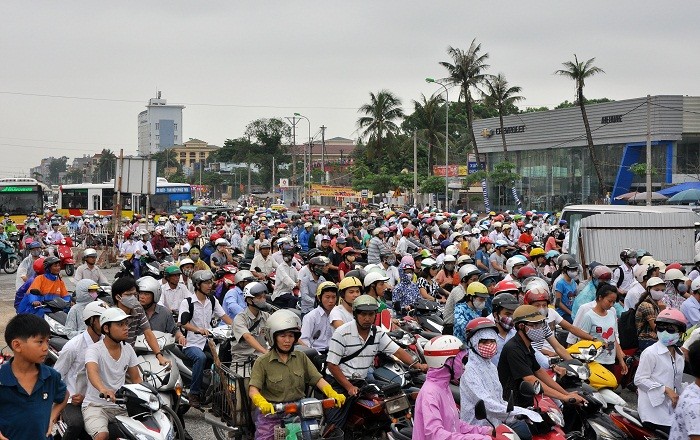 Từ 7h, mật độ giao thông đã đông đúc trên nhiều tuyến đường như: Đường 32, Phạm Văn Đồng, Nguyễn Trãi, Cầu Giấy…. (Ảnh chụp tại đường 32- Cầu Diễn)