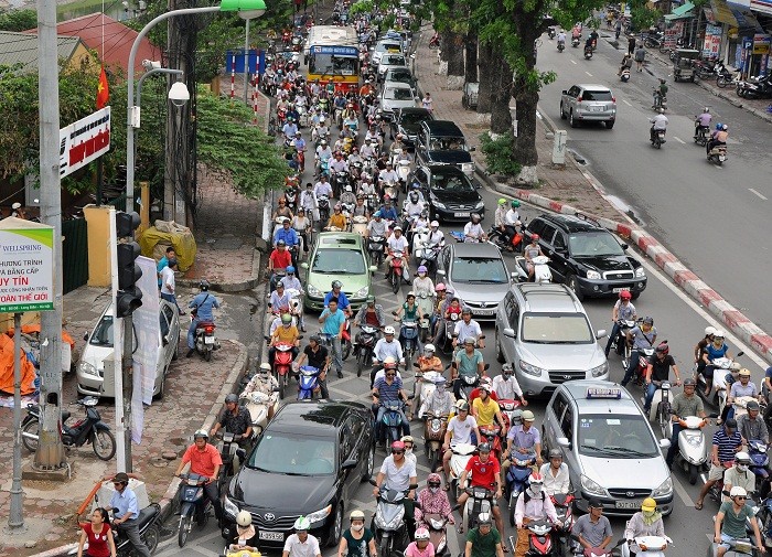 Lưu lượng tham gia giao thông đông đúc trên đường Láng theo hướng Cầu Giấy – Thanh Xuân.